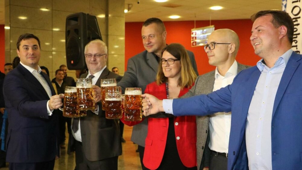 U Novom Sadu izviždani predstavnici grada i pokrajine: Gorki prvi gutljaji piva na domaćem Oktoberfestu (VIDEO) 1