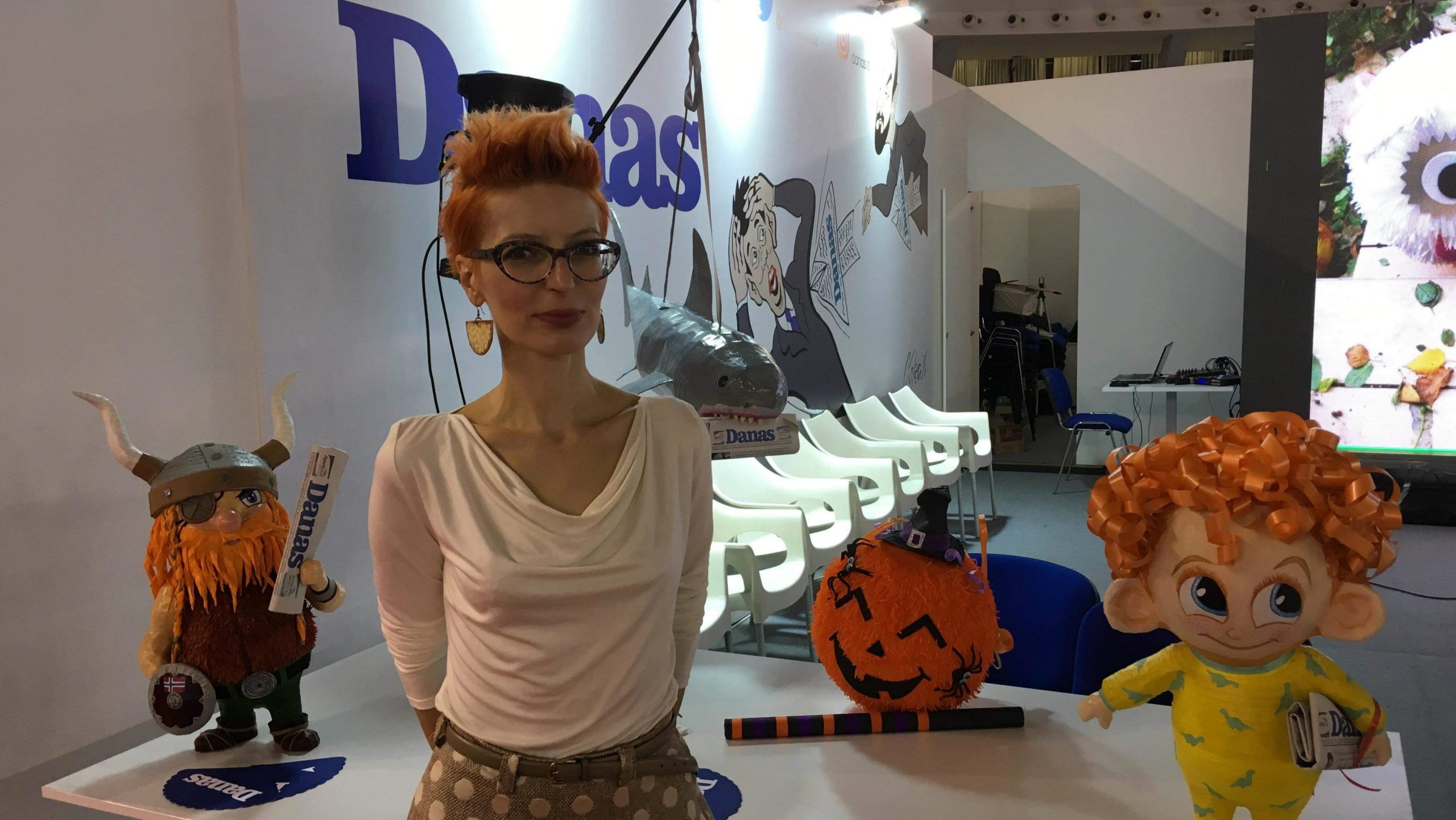 Deca razbijala pinjate na štandu Danasa 1