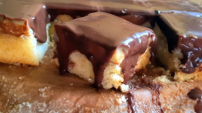 Kolač sa rupicama - Boston Poke Cake (recept) 1