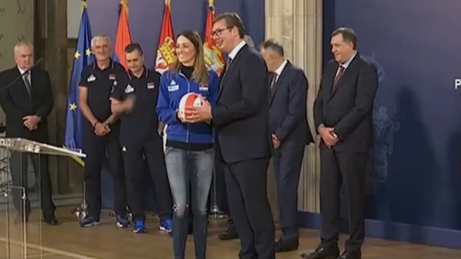 Vučić i Dodik sa odbojkašicama Srbije 1
