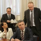 Opozicija će tražiti zabranu unošenja mobilnih na birališta i fotografisanje 14