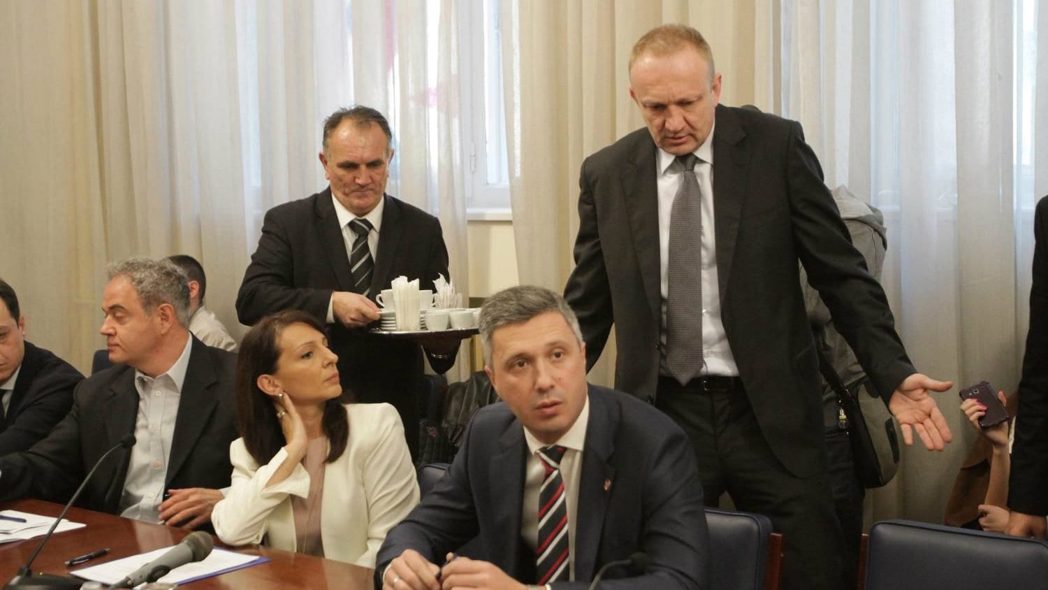 Opozicija će tražiti zabranu unošenja mobilnih na birališta i fotografisanje 1