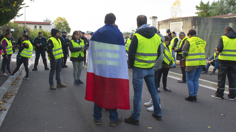 Većina Francuza uz "žute prsluke" 1