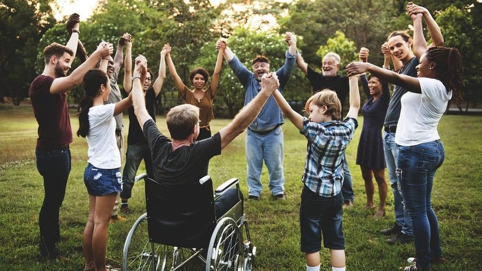 Kako da steknete prijatelje 2 Grupa ljudi se drži za ruke
