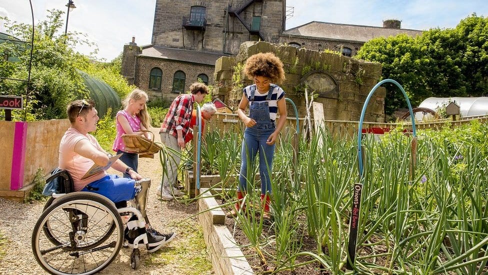 Kako da steknete prijatelje 3 Grupa ljudi na radnoj akciji
