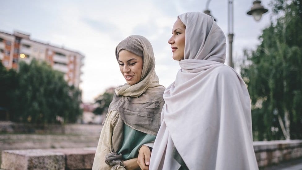 Kako da steknete prijatelje 8 Dve prijateljice na ulici