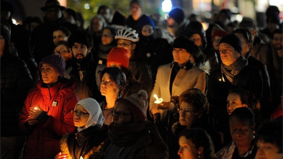 Optuženi za masakr u Pitsburgu kaže da nije kriv 2 Community members hold candles at a vigil for the victims of the Pittsburgh Synagogue shooting at Cambridge City Hall in Cambridge, Massachusetts