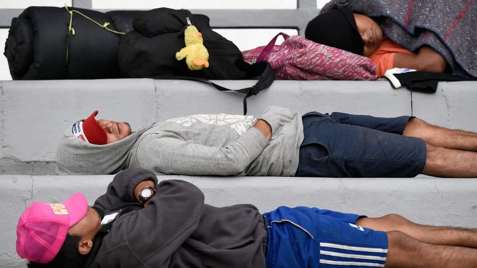 Migranti se odmaraju na stadionu pre nego što nastave ka SAD