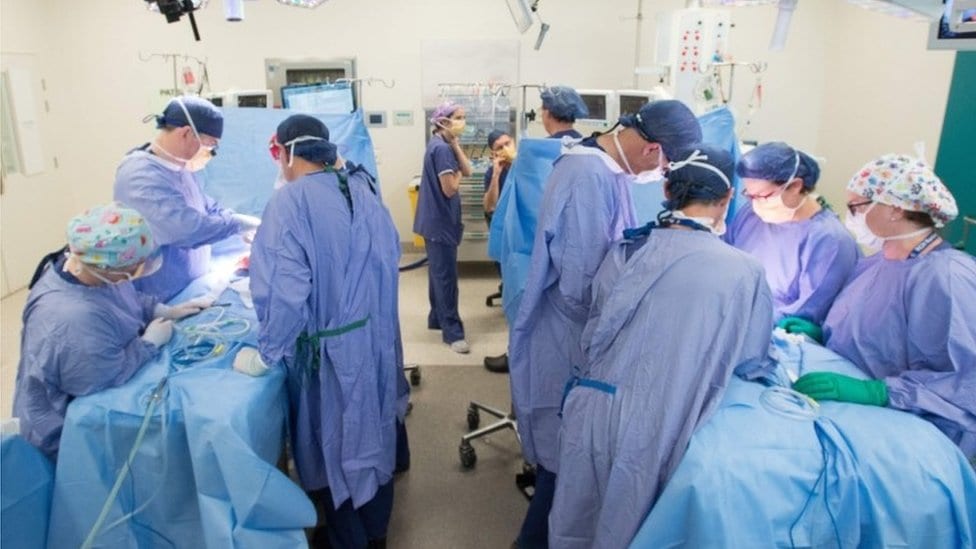 Hirurzi za operacionim stolovima u dečijoj bolnici Melburn Rojal.