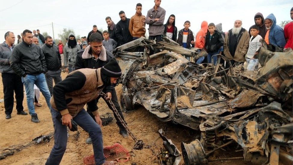 Palestinci gledaju u pogođene olupine