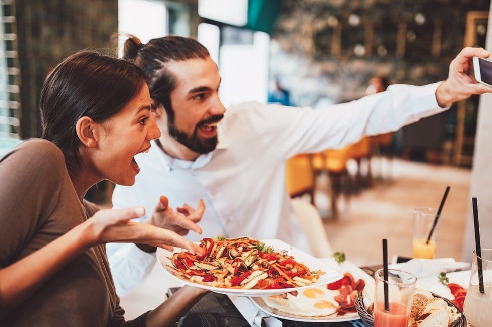 Kako Instagram menja hranu koju jedemo 1 Par u restoranu pravi selfi
