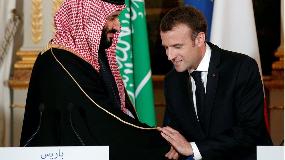 Muhamed bin Salman i Emanuel Makron se rukuju u aprilu u Parizu