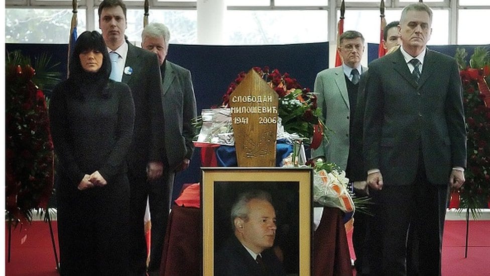 Slobodan Milošević: Misterija mozga, 12 godina kasnije 3 Maja Gojković i Aleksandar Vučić (levo), Tomislav Nikolić (desno)