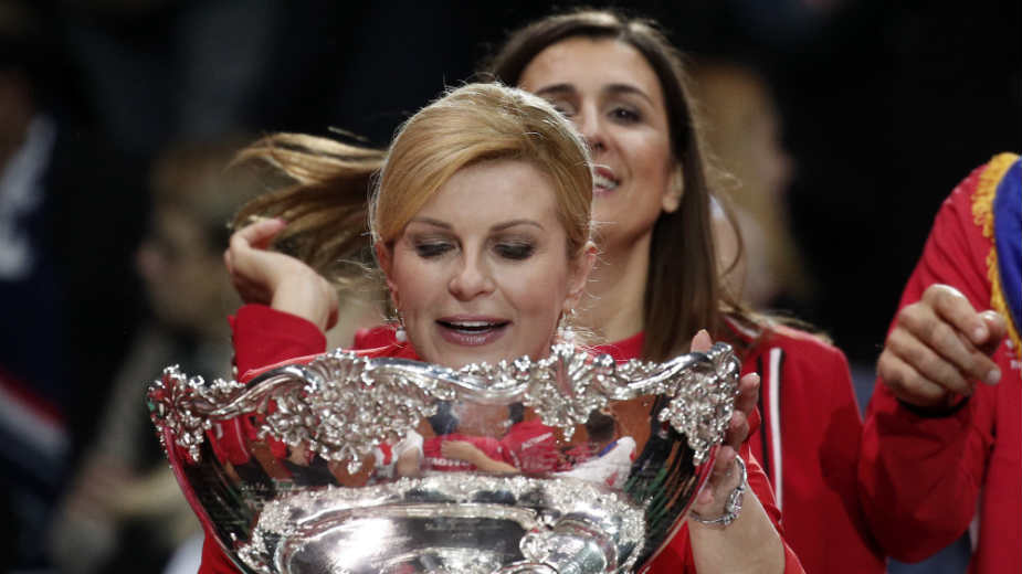 Tri mora, nigde lađe nema 1