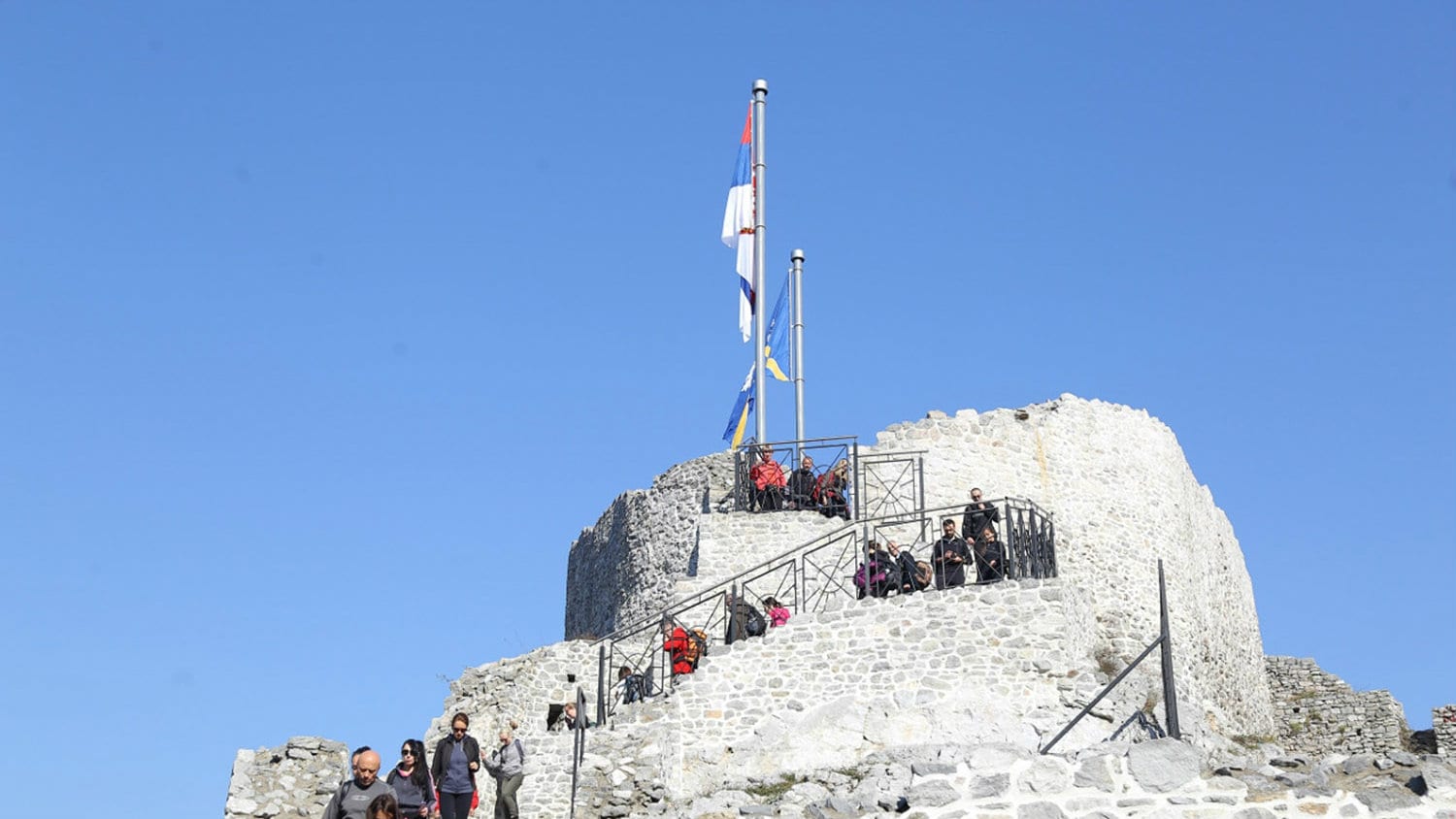 Zastave Srbije i Užica na jarbolima iznad užičkog Starog grada 1