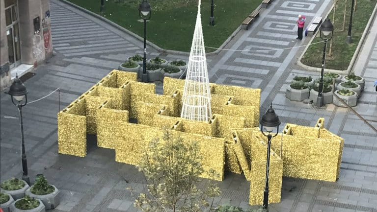 Samo što je postavljen, ukrasni lavirint na Obilićevom vencu već srušen 1
