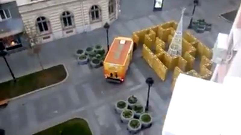 Zbog novogodišnjih ukrasa vozila ne mogu do knez Mihailove 1