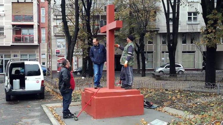 Vozarev krst prekrečen u crveno 1