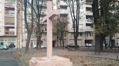 Spomenik Vozarev krst posle uklanjanja crvene farbe Crveni Vozarev krst - greška ili faza u radovima? 2