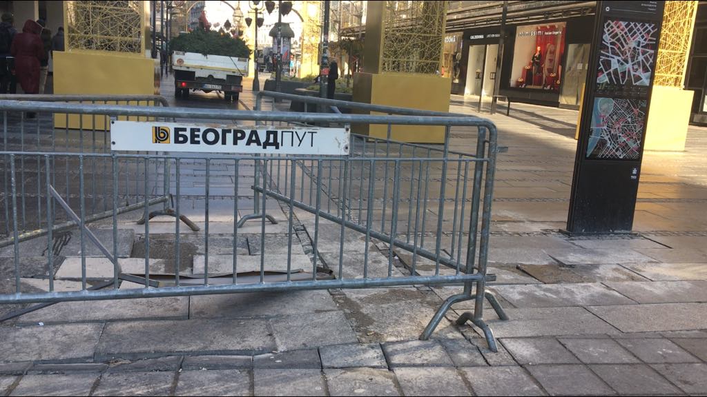 "Trijumfalna" kapija i popucali pločnik u Knez Mihailovoj (ANKETA, VIDEO) 1