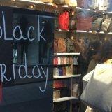 Prodavnice širom SAD na "crni petak" nude velike popuste kako bi privukle što veći broj kupaca, ali strahuju da to neće biti dovoljno 4