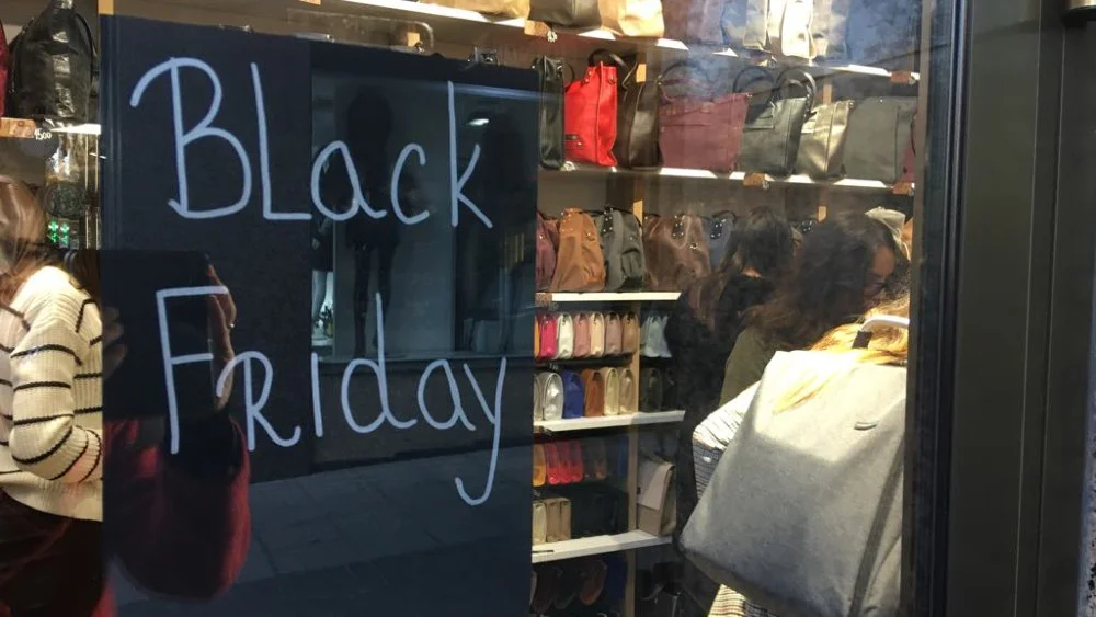 Prodavnice širom SAD na "crni petak" nude velike popuste kako bi privukle što veći broj kupaca, ali strahuju da to neće biti dovoljno 1