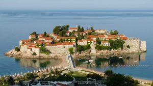 Nekada zaštitni znak i brend crnogorskog turizma, grad-hotel Sveti Stefan slavi svoj 65. rođendan zatvoren za turiste, i uprkos brojnim najavama, niko ne zna da li će se i kada ponovo otvoriti. Ni Novak Đoković nije pomogao.