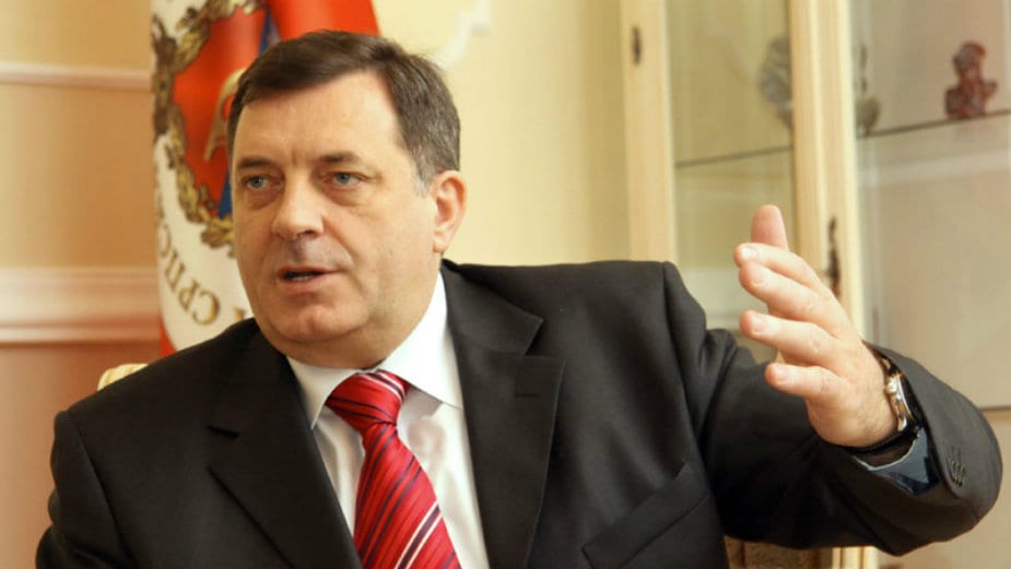 Zastava Republike Srpske ponovo ispred kabineta Dodika 1