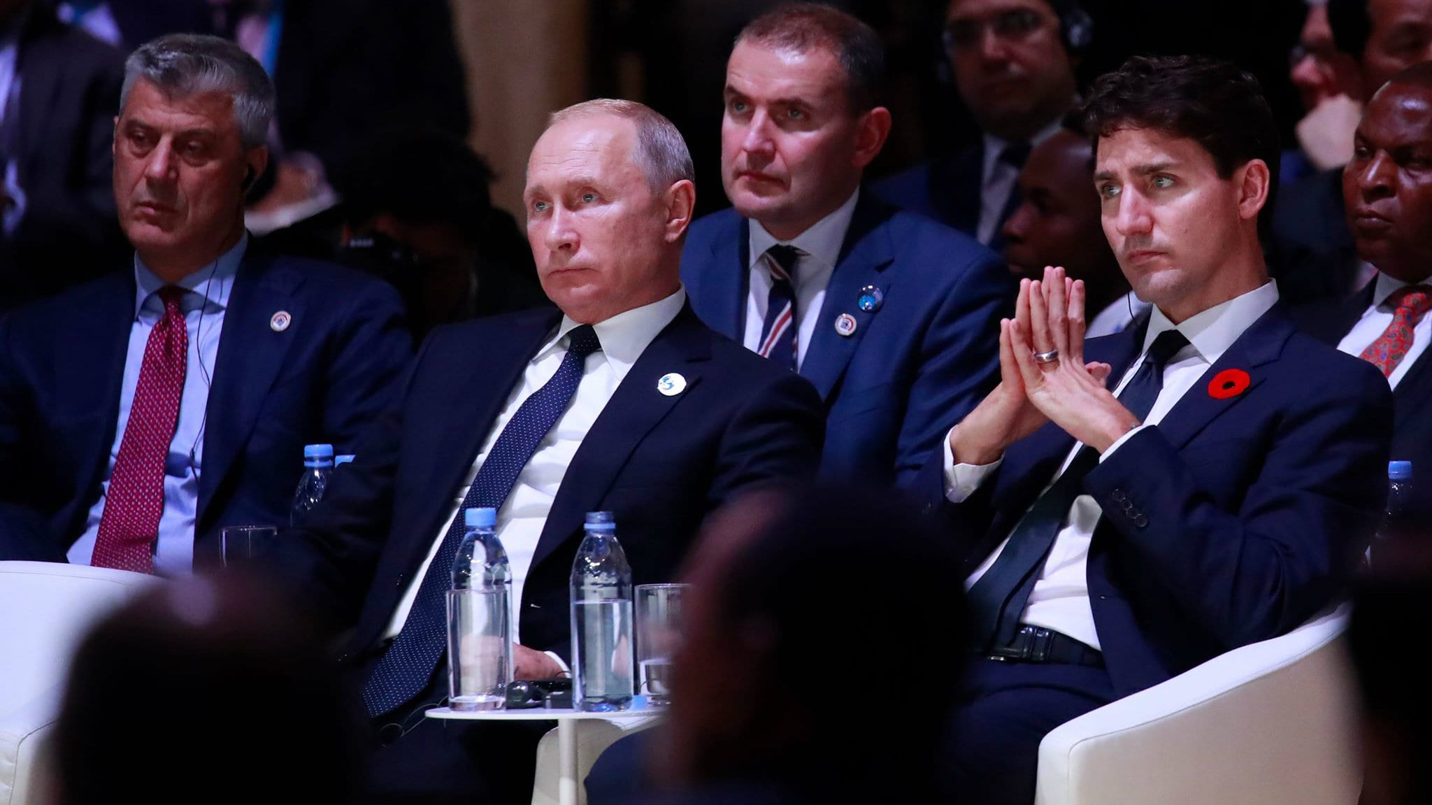 Sputnjik: Skandal da Tači sedi blizu Putina 1