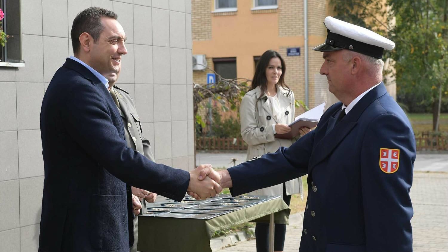 Vulin uručio ključeve stanova penzionisanim pripadnicima vojske 1