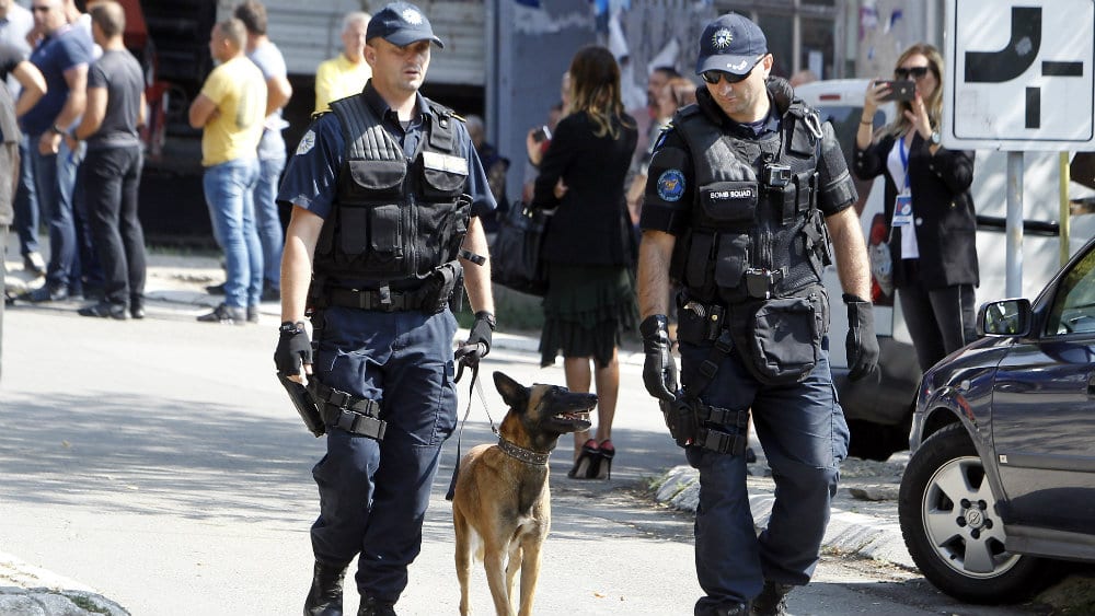 Ko je bacio bombu na kosovsku policiju i palio automobile Srbima koji su se preregistrovali sa srpskih na kosovske tablice? 1