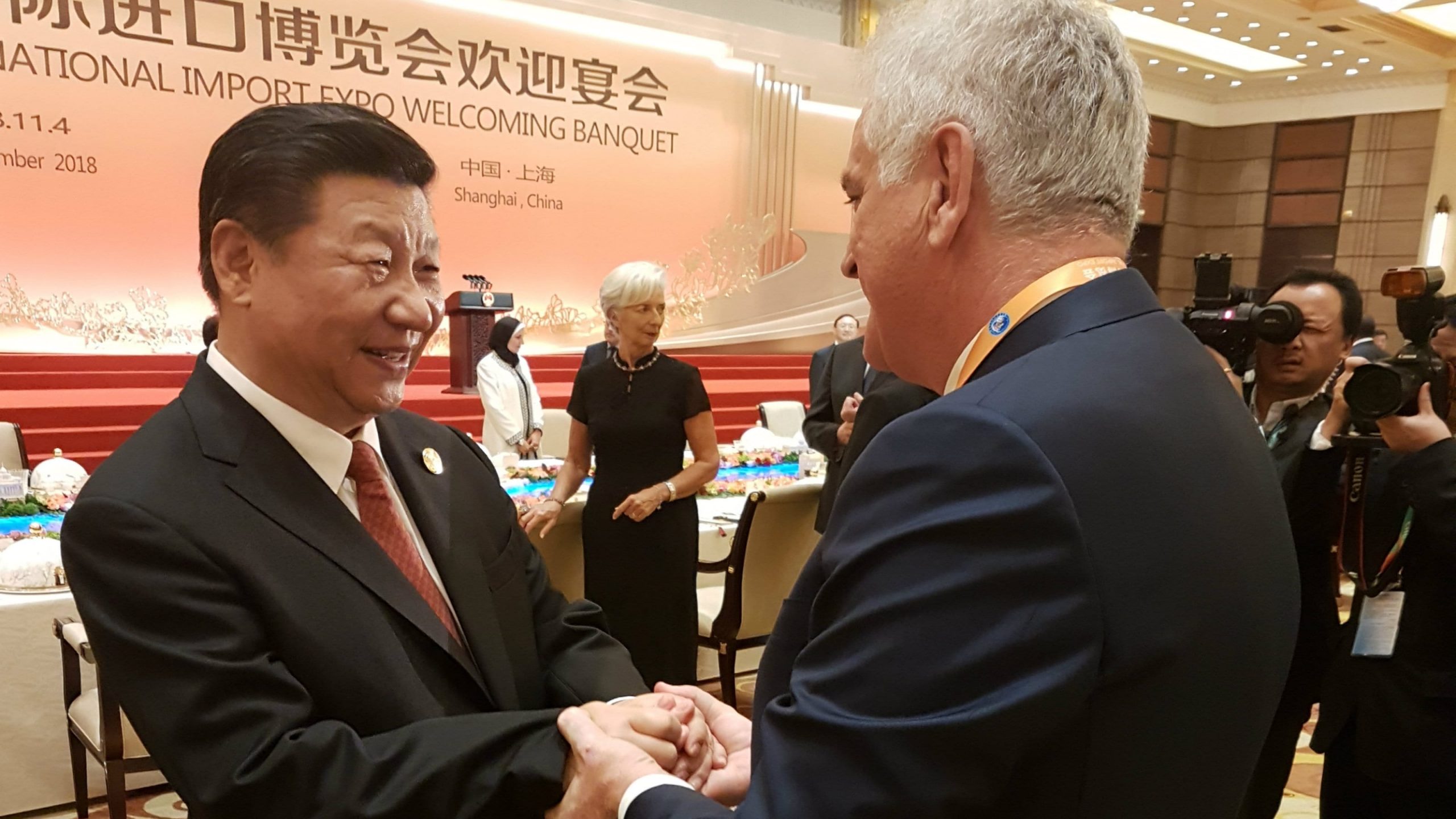 Si Đinping ugostio Nikolića na Sajmu uvoza u Šangaju 1