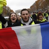 Pariz: Policija suzavcima i vodenim topovima po "žutim prslucima" 12