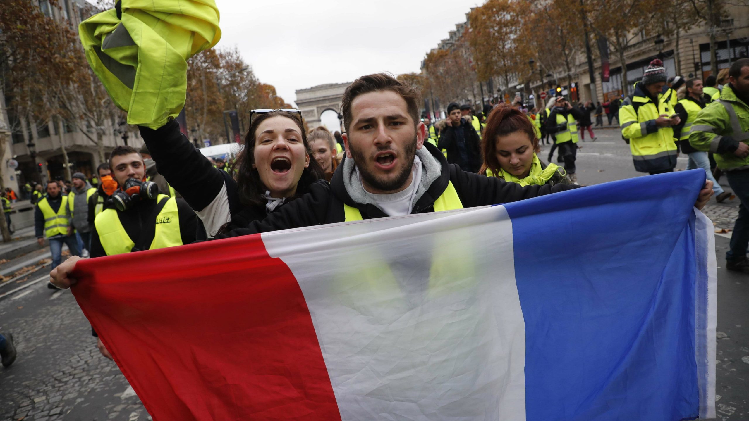 Pariz: Policija suzavcima i vodenim topovima po "žutim prslucima" 1