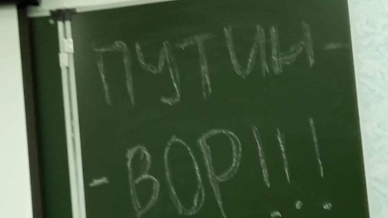Ruski učenici internetom šire slogane “Putin je lopov” (VIDEO) 1