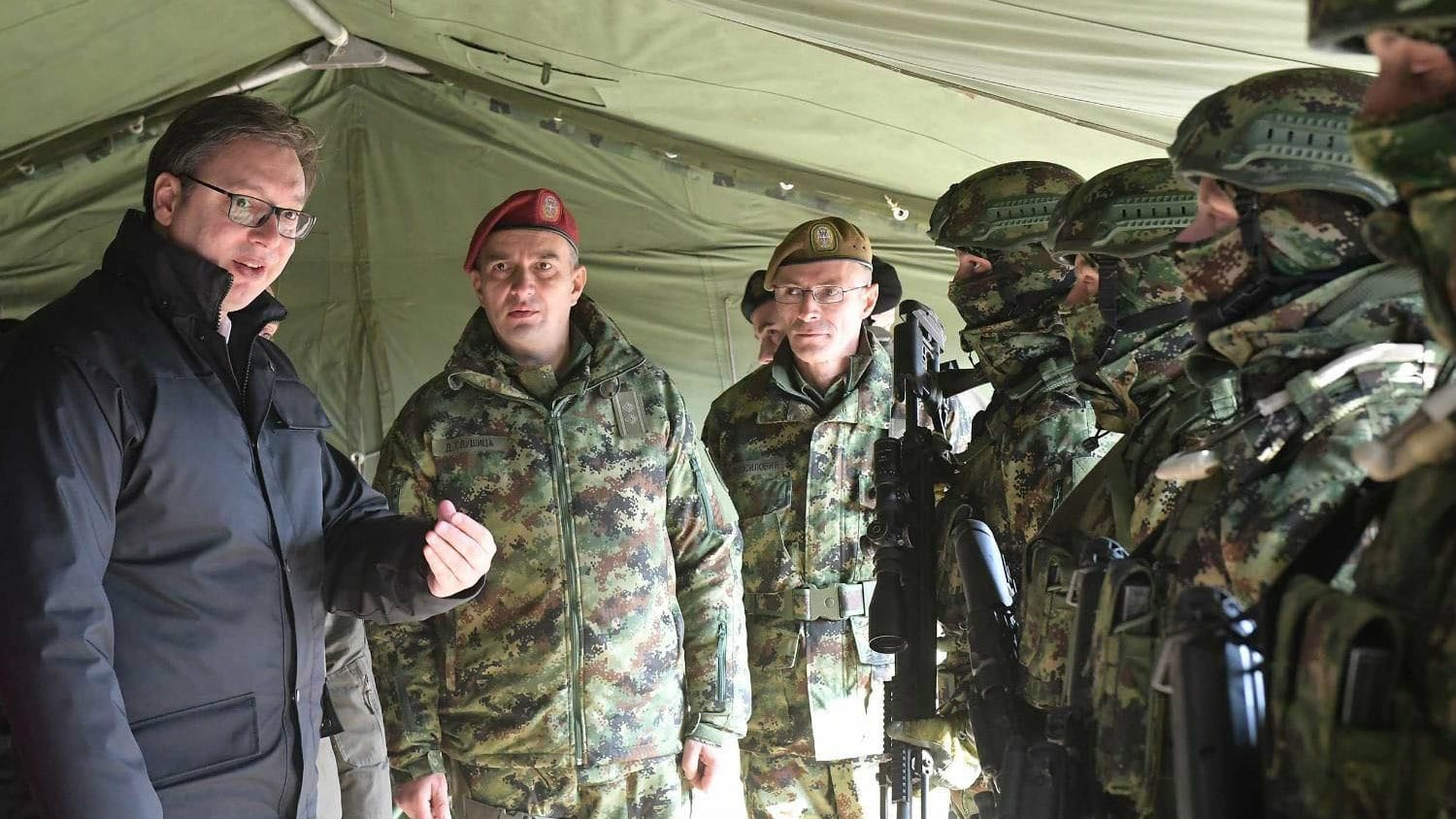 Vučić obišao vojnike na nepoznatoj lokaciji 1