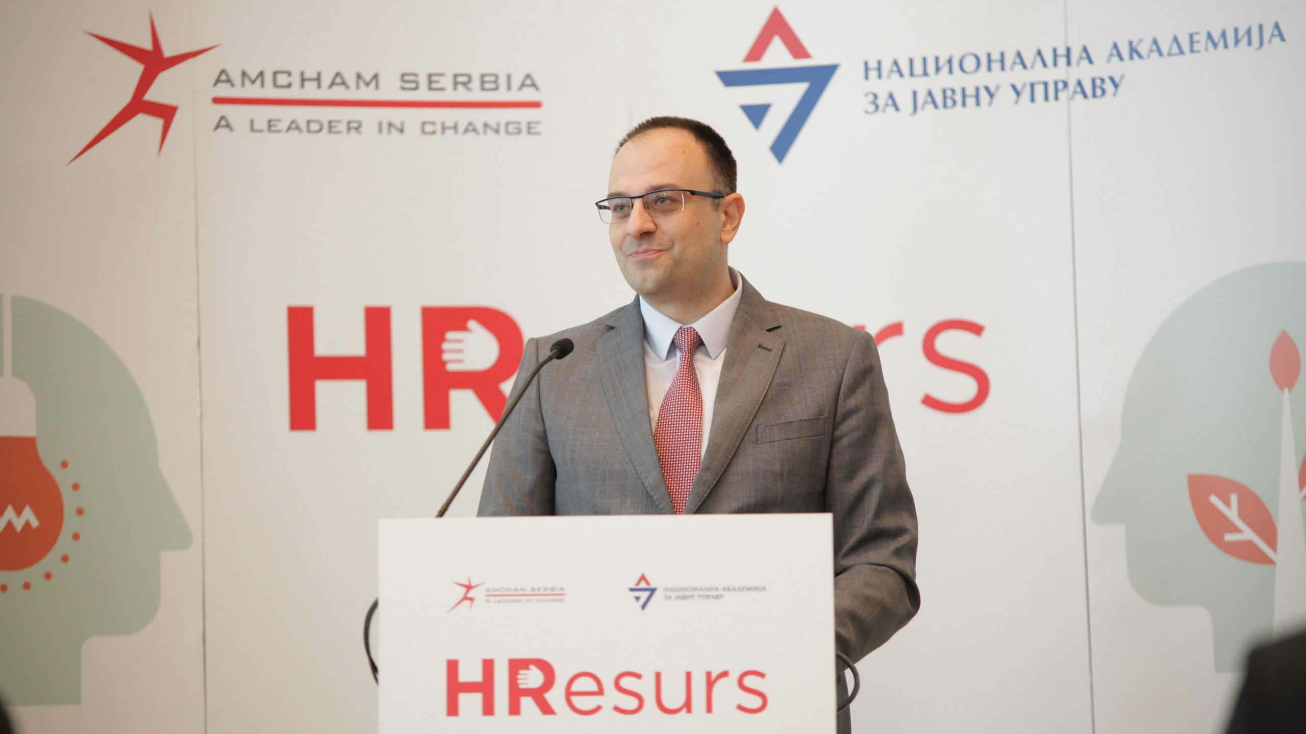 Pomoćnici ministara će morati na Akademiju, ministri ipak ne 1