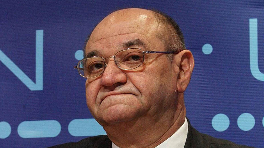 Ko treba da čini "Vladu u senci" 1