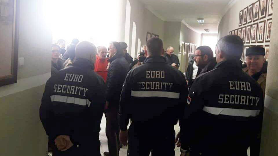 Privatno obezbeđenje sprečilo građane da prisustvuju sednici SO Požega 1