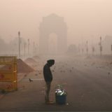 U Indiji vatrogasci bacaju vodu sa zgrada da smanje zagađenje vazduha 7