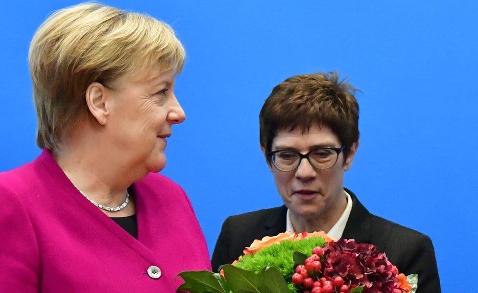 Nemački kancelar i lider Hrišćansko-demokratske unije Angela Merkel prima cveće od generalnog sekretara stranke Anegert Kramp-Karenbauer u oktobru 2018.