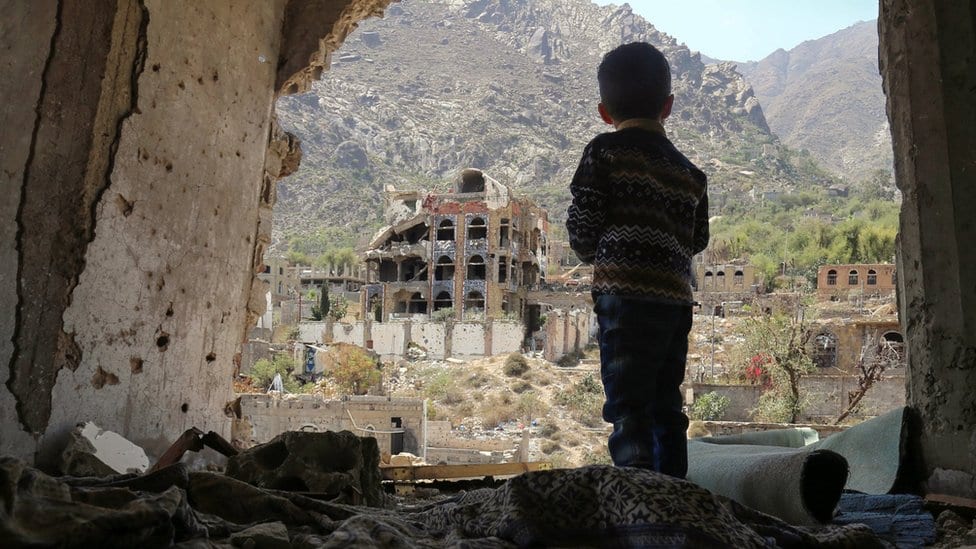Jemenski dečak u porušenom gradu