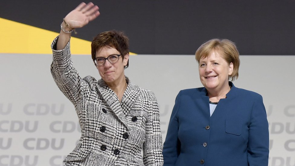 Anegret Kramp-Karenbauer (levo) pored nemačke kancelarke Angele Merkel