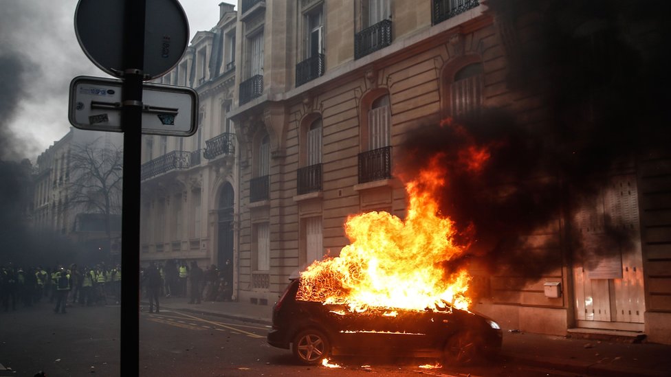 Zapaljen auto u Parizu, osmi decembar.