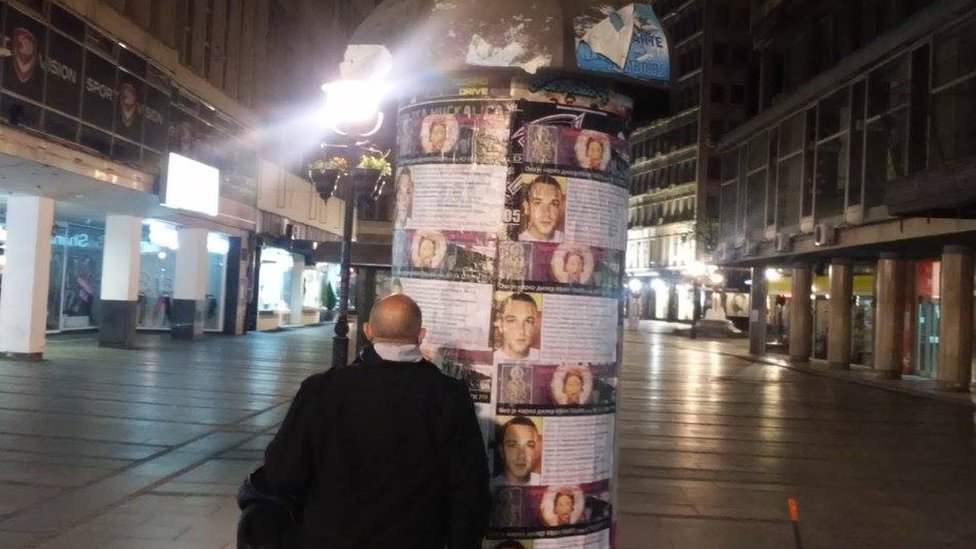 Jedan od članova udruženja Sveti Sava ispred plakata koje su lepili u Knez Mihailovoj ulici u Beogradu.