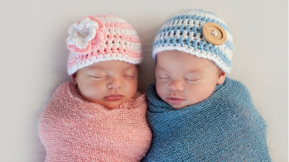 Zašto se rodi više dečaka nego devojčica svake godine? 2 bebe