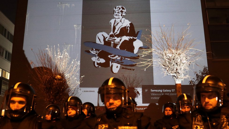 Lidere mađarske vladajuće partije Fides iznenadili protesti 3 Humorous images of Viktor Orban were projected on the wall of the state TV building