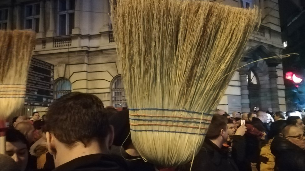 Treći protest u Beogradu: Metle, parole i „pet minuta buke" 1 Protest