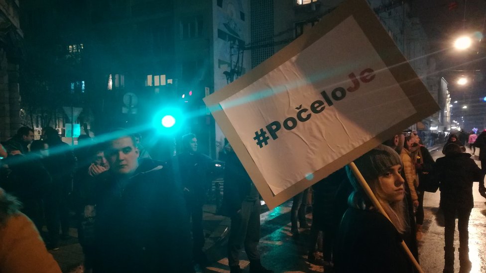 Treći protest u Beogradu: Metle, parole i „pet minuta buke" 2 Protest