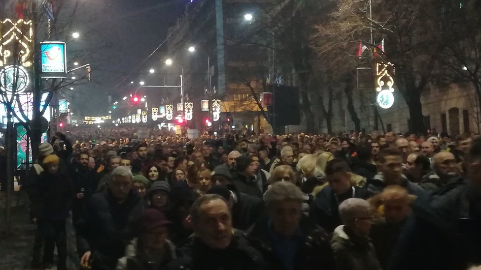 Treći protest u Beogradu: Metle, parole i „pet minuta buke" 4 Protest